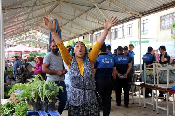 Pazarda İzinsiz Tezgah Açanlar ile Zabıta Tartışması