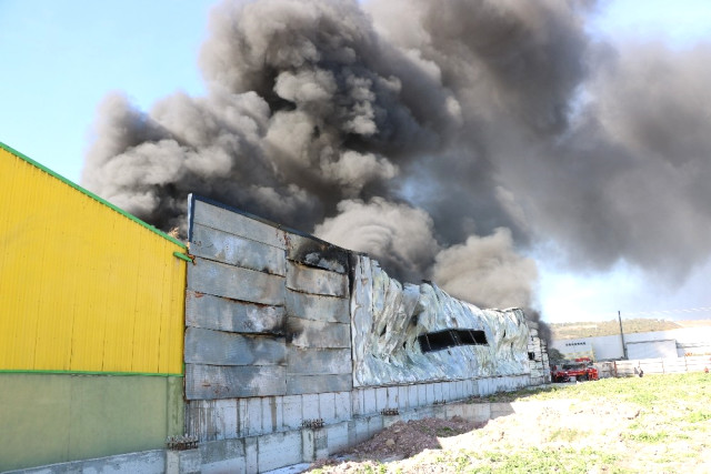 Sakarya’da 4 Ayrı İş Yerinde Çıkan Yangın Kontrol Altına Alındı