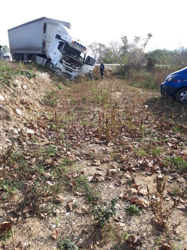 Tır Askeri Araca Çarptı: 1 Asker Yaralandı