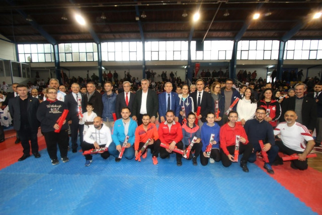 403 Sporcu Öğretmenler Günü Karate Turnuvasında Mücadele Etti