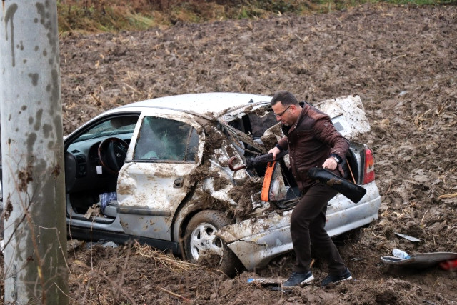 Kontrolden Çıkan Otomobil Takla Atarak Tarlaya Uçtu: 2 Yaralı