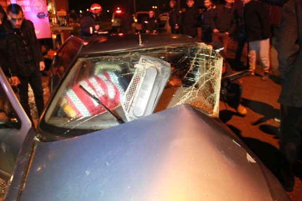 Sakarya’da Hafif Ticari Araç ile Otomobil Çarpıştı: 4 Yaralı