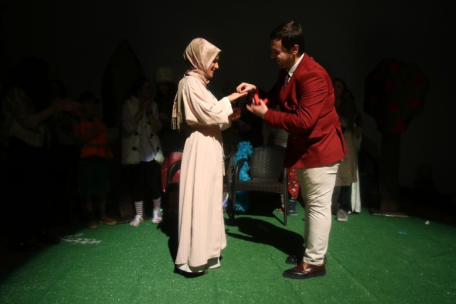 Tiyatro Sahnesinde Sürpriz Evlilik Teklifi