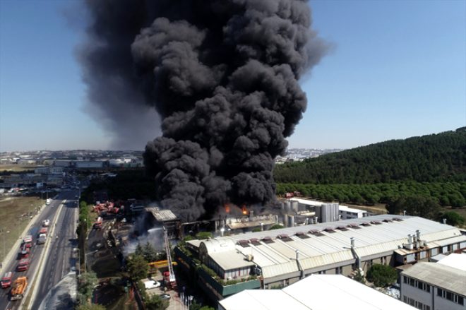 Alevler tüm binayı sardı İşte Tuzla’daki fabrika yangınından..
