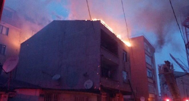 Küçükçekmece’de 3 katlı binada korkutan çatı yangını