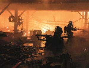 Mobilya fabrikasındaki yangında can kaybı artıyor: 3 emekçi ve 1 itfaiye eri hayatını kaybetti