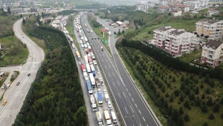 TEM’de kamyon, arabaya çarptı: Uzun araç kuyrukları oluştu