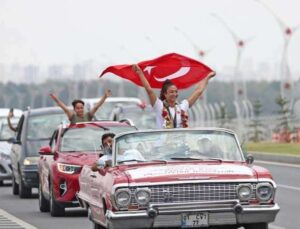 Şampiyon ulusal tekvandocu Nafia Kuş, Adana’da klasik otomobille çeşit attı