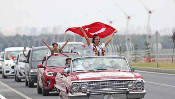 Şampiyon ulusal tekvandocu Nafia Kuş, Adana’da klasik otomobille çeşit attı