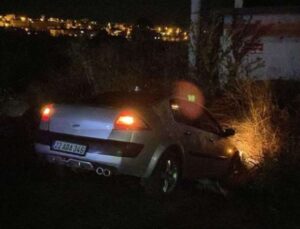 Edirne’de faciadan dönüldü: Virajı alamayan araba duvara çarparak durabildi