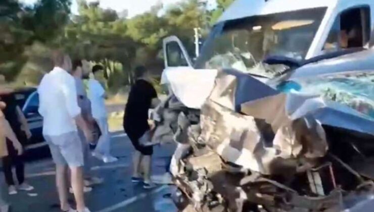 İzmir’de karşı şeride geçen araba, yolcu minibüsüyle çarpıştı: 4 meyyit, 21 yaralı