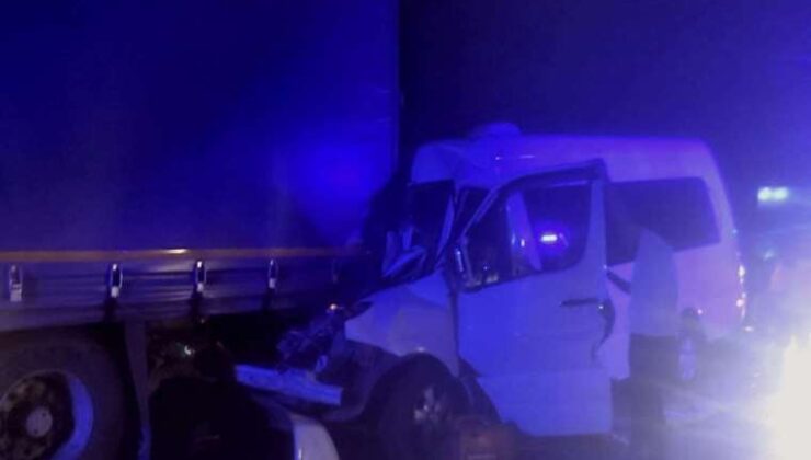 Kırkpınar güreşçilerini taşıyan minibüs tıra çarptı: 9 yaralı