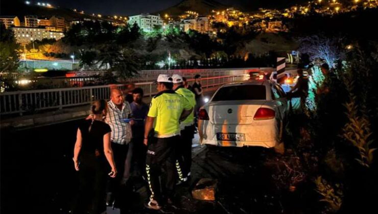 Tunceli’de araç köprü üzerinde kaza yaptı: Şoför kayıp