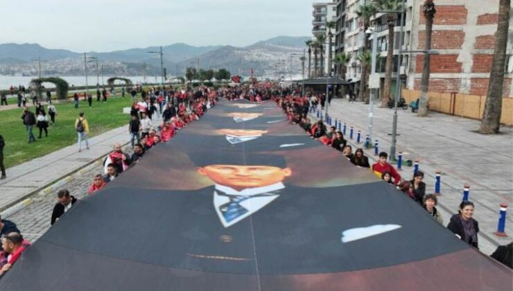 İzmir Ata’ya hürmet için 350 metrelik posterle yürüdü