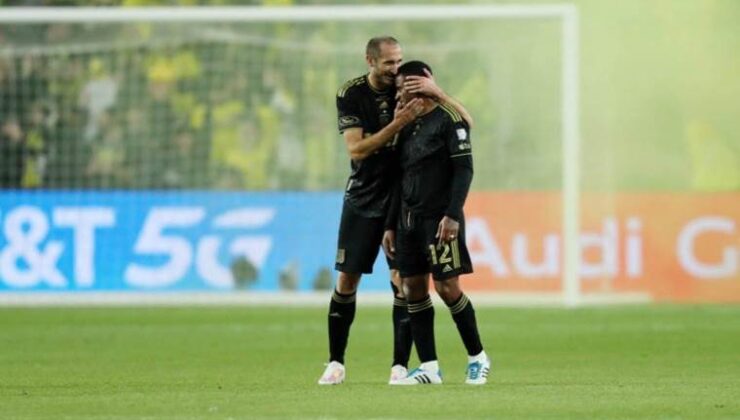 İtalyan efsane futbola veda etti!