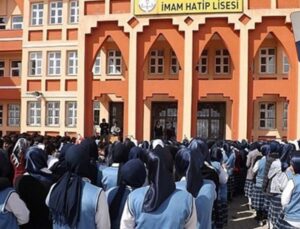 İmam Hatip Müdürü öğrenci velilerini çağdışı telaffuzlarla uyardı: ‘Başı açık istemiyorum’