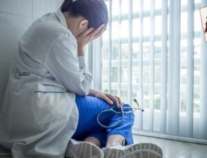 Sağlık Bakanlığı, ‘şiddet’ verilerinin bulunduğu ‘beyaz kod’u rapordan çıkardı: ‘Engelleyemiyorsan gizle’