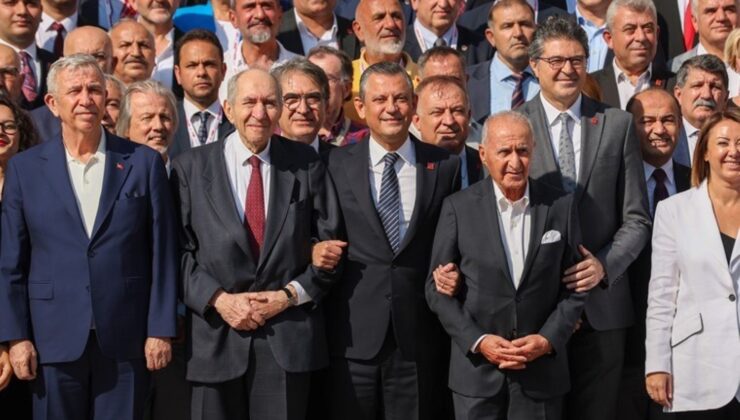 ‘Aile fotoğrafı’ geldi… CHP’nin Tüzük Kurultayı sona erdi