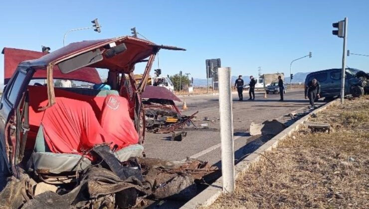 Adana’da feci kaza… Araba ikiye bölündü: Yaralılar var!