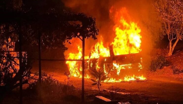 Antalya’da kaygı dolu anlar… Seyir halindeki araç alev alev yandı