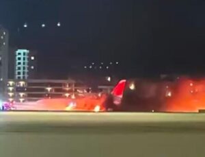 Rusya-Antalya seferini yapan uçağın motor kısmında iniş sırasında yangın çıktı: Yolcular tahliye edildi