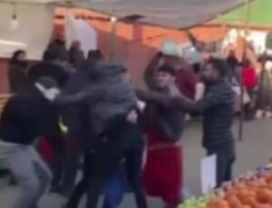 Semt pazarında ortalık karıştı: Müşteriyi terazi kefesi ve sopayla darbettiler
