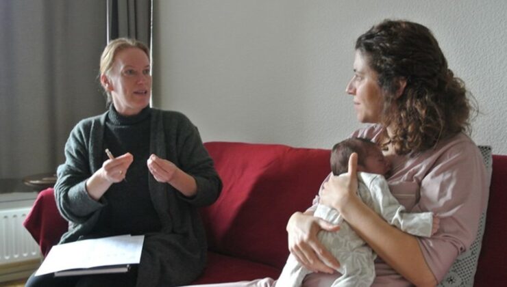 Almanya’da yenidoğanlar devlet teminatıyla ebelere emanet