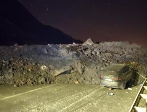 Artvin’de heyelan: Kritik yol trafiğe kapandı!