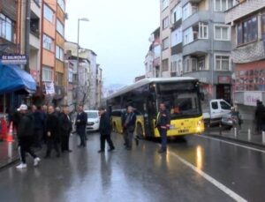 İETT otobüsü çöken yolda kaldı: Araç kuyrukları oluştu!