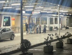 İzmir’de husumetlilerin arbedesi kanlı bitti: Ölüler var!