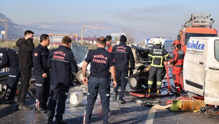 Yol trafiğe kapandı, ortalık savaş alanına döndü… Muğla’da 3 araçlık zincirleme kaza: 1’i ağır 7 yaralı