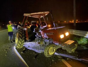 Arabanın çarptığı traktör ikiye ayrıldı: Çok sayıda yaralı var!