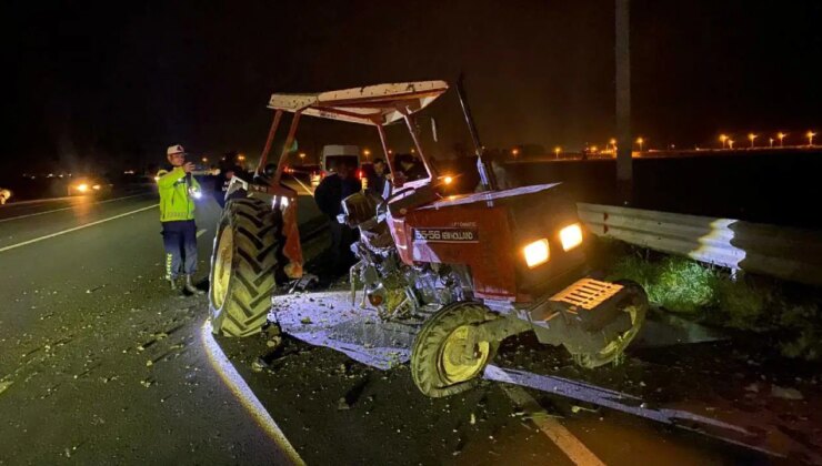 Arabanın çarptığı traktör ikiye ayrıldı: Çok sayıda yaralı var!