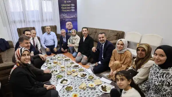 Bakan Işıkhan’ın iftar ziyaretinde tartışma yaratan imaj: İftar sofrasına Erdoğan posterli reklam panosu!