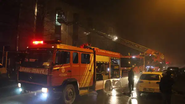 Kağıthane’de marangoz atölyesinde korkutan yangın: Çok sayıda kişi mahsur kaldı!