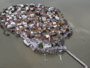 Müdafaa altındaki gölde 2014’ten bu yana birinci defa… Sular 5 metre yükseldi, yollar kapandı!
