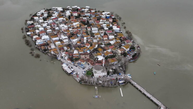 Müdafaa altındaki gölde 2014’ten bu yana birinci defa… Sular 5 metre yükseldi, yollar kapandı!