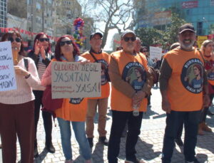 Edremit’te bir çöplükte 40’a yakın meyyit sokak köpeği bulunması protesto edildi