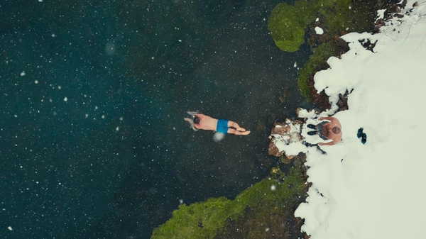 Erzincan’da eksi 5 derecede mineralli gölde yüzdüler