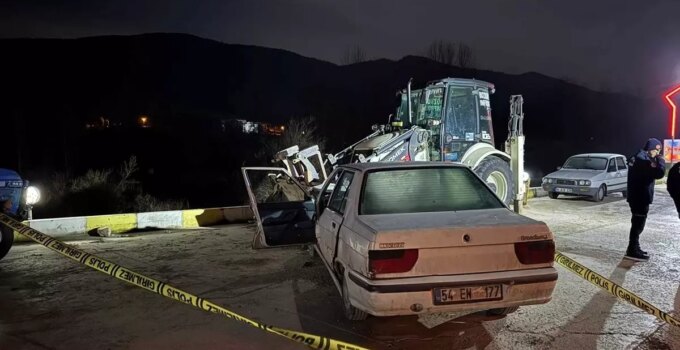 Sakarya’da park halindeki iş makinesine çarpan arabanın şoförü öldü