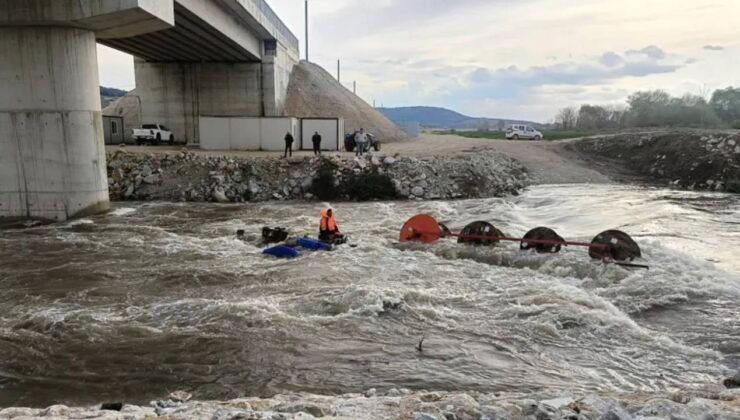 Dereyi traktörle geçmek isterken faciadan dönüldü: 10 personel vinçle kurtarıldı