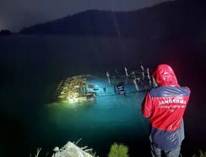 Fethiye’de tıp teknesi battı: 6 kişi kurtarıldı, 1 kişinin cansız vücuduna ulaşıldı!