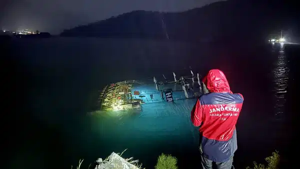 Fethiye’de tıp teknesi battı: 6 kişi kurtarıldı, 1 kişinin cansız vücuduna ulaşıldı!