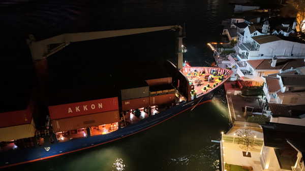 İstanbul Boğazı’nda gemi arızası: Yalıya metreler kala durabildi!