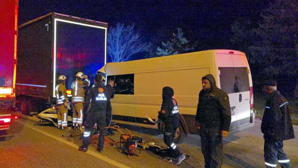 Kırmızı ışıkta bekleyen TIR’a çarpan minibüsün şoförü öldü