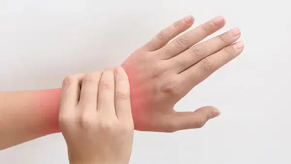 Romatizma yalnızca eklem hastalığı değil: Uzmanından kritik uyarılar!