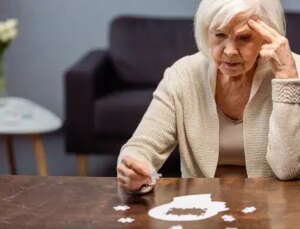 Alzheimer’da ‘gizli evre’ keşfedildi: Belirtiler 50’li yaşlarda başlıyor!