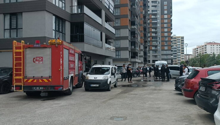 Asansörde mahsur kalanları kurtarmak isterken boşluğa düşüp öldü