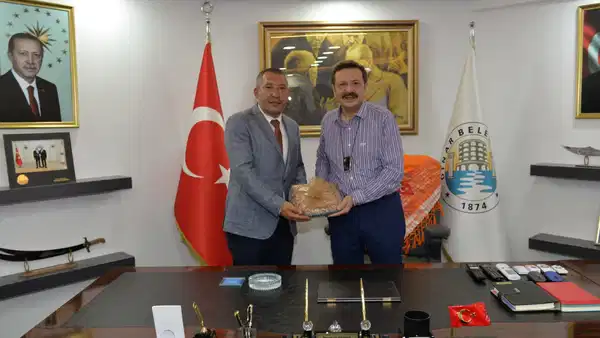 CHP’den istifa edip AKP’ye geçeceği söylenen Veysel Topçu’nun ‘AKP enkazı’ afişi tekrar gündemde