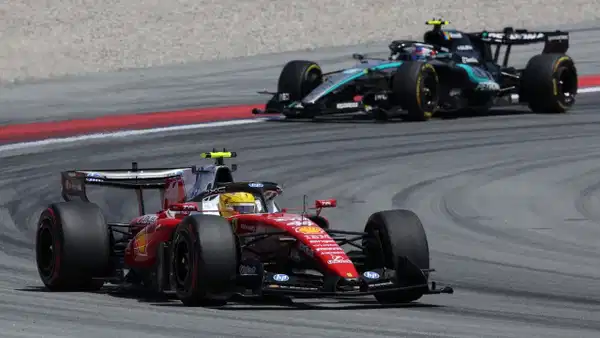 Formula 1’de Lewis Hamilton, Ferrari’deki birinci zaferini kazandı!